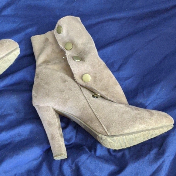 Boots - Picture 3 of 3